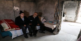 18 yaşındaki Lütfiye, yanmış çinkolu evde hasta babasına bakmaya çalışıyor