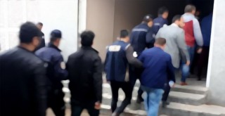 İzmir merkezli operasyonda 52 kişi gözaltında