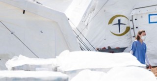 ABD'de, korona virüsünden hayatını kaybedenler soğutucu tırlarla taşınıyor