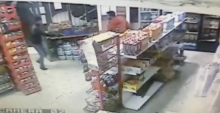 Kavgalı olduğu şahsı bakkalda bacağından vurdu