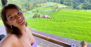 Çırılçıplak kutsal ağaca sarılan fenomenin başı dertte! Tüm ülkede onu arıyorlar