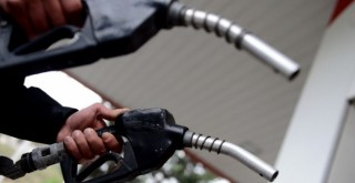 Benzinde beklenen indirim gerçekleşti