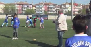 Minik oyuncular,maç sonunda birbirine girdi