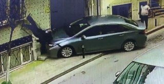 İstanbul'un göbeğinde dehşet anları: Bastonlu yaşlı adam takla attı