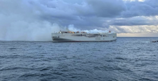 3 bin araç taşıyan gemi yanıyor!