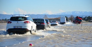 Karayolunu su bastı, sürücüler zor anlar yaşadı