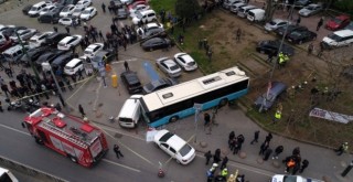 Beyazıt'ta özel halk otobüsü yayaların arasına daldı!