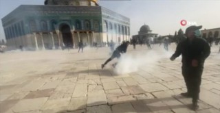 İsrail polisi, Mescid-i Aksa'da Filistinlilere müdahale etti: