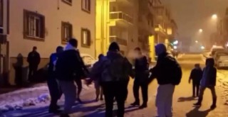 Kar yağışı virüsü unutturdu! Kar üzerinde horon oynadılar...