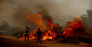 İtfaiye erleri Manavgat'ta alevleri söndürmeye çalışırken büyük tehlike atlattı