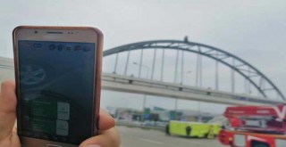 Bunu yaparken utanmadılar bile! İşi gücü bırakıp telefona sarıldılar...