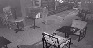 Esenyurt'ta pişkin hırsız soyduğu dükkanda yorulunca limonata içti