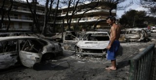 Yunanistan'daki yangının dehşeti fotoğraf karelerinde
