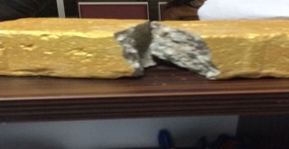 Altın külçe diye kaldırım taşını 50 bin liraya sattılar