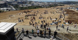 Metrobüs üst geçidinden kurban kesenleri seyrettiler