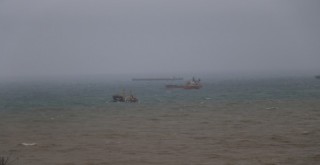 Karadeniz yük gemilerini beşik gibi salladı