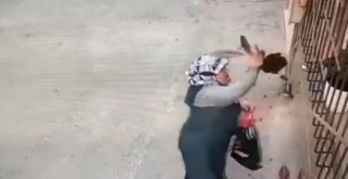 Camdaki çiçeği saksıdan söküp çalan kadın kameralara yakalandı