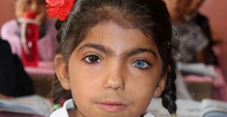 Tıpkı gözleri gibi dünyaya renkli bakıyor