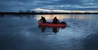 Huduttaki askerlere yemek götürüyordu, selde mahsur kaldı