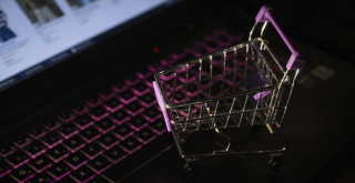e-Ticarette erkekler yazılıma, kadınlar giyim, ayakkabı ve aksesuara para harcadı