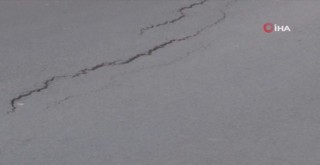  Avcılar'da E-5 yanyolda korkutan çatlaklar