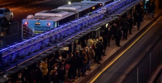 İstanbul'da toplu taşımada pes dedirten yoğunluk