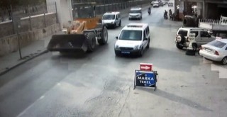 Maaşını alamayınca hem kepçeyi hem polis memurunu kaçırdı