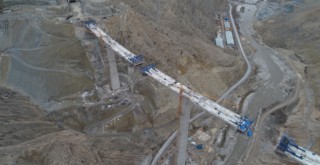 Yusufeli'nde sadece baraj değil dev viyadükler de yapılıyor