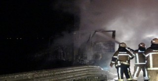 Bursa'da feci kaza: 2 kişi sıkıştıkları kamyonda yanarak can verdiler