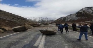 Hakkari- Van karayolu düşen dev kayalar nedeniyle kapandı