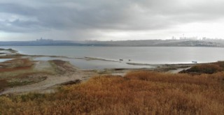 Suların çekildiği Büyükçekmece Barajı'nda korkutan görüntü