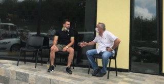 Taksisinde bulduğu 2 bin 500 doları sahibine teslim etti