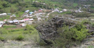 350 tonluk kayaya karşı köylerini çelik halatla koruyorlar