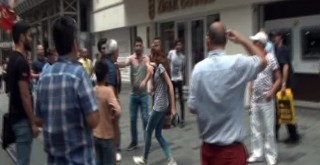 İstiklal Caddesi'nde turistlerin tekme tokat kavgası kamerada