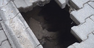 Sokakta dev çukur oluştu