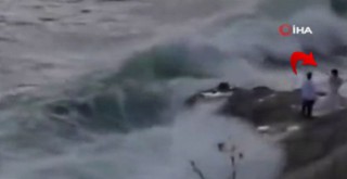 ABD'de kayalıklarda düğün fotoğrafı çektiren çift dalgaya kapıldı