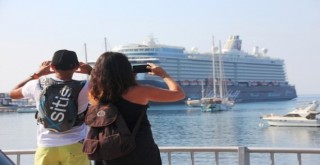 Binlerce kişi akın etti! Arka arkaya 2 gemi yanaştı