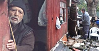 Evden kamyonlar dolusu çöp çıktı