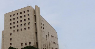 Askerde kalmak için 50 metre yükseklikteki binanın tepesine çıktı