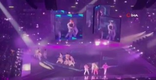 Konser sırasında dev ekran dansçıların üzerine düştü