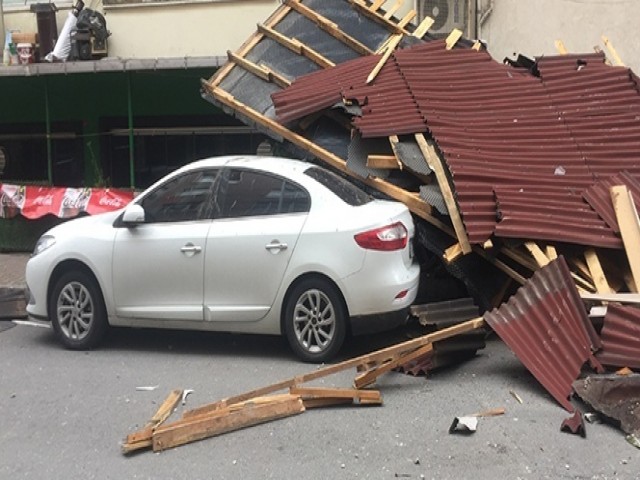 Gaziosmanpaşa'da şiddetli rüzgar çatı uçurdu